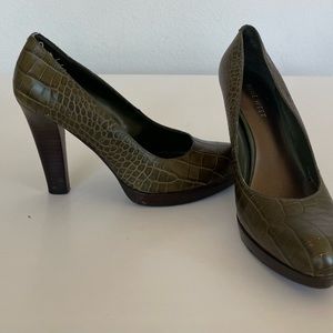 Gently used. Green Snakeskin Nine West Heels. Women's Size 7.5, 4 inch heel